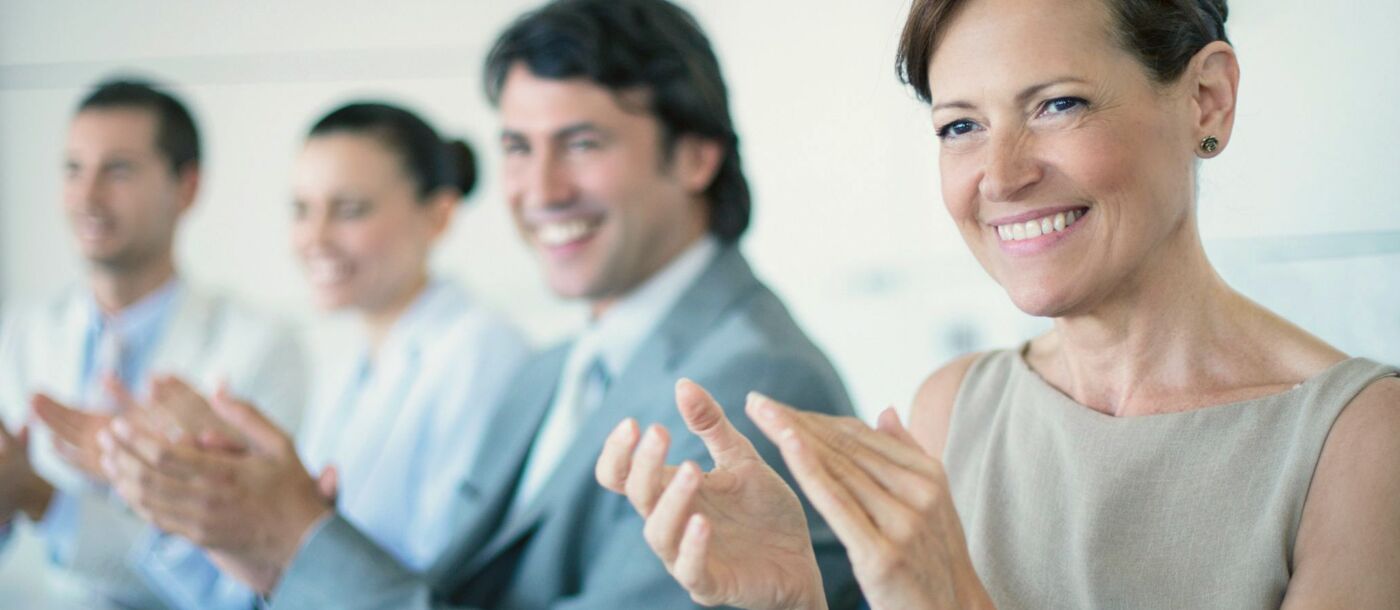 Teilnehmende des Kurses "Präsentieren, überzeugen, begeistern" klatschen