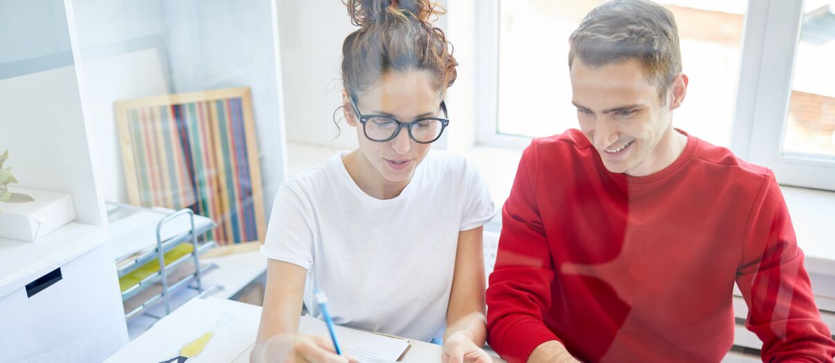 Teilnehmende besprechen Businessmodelle