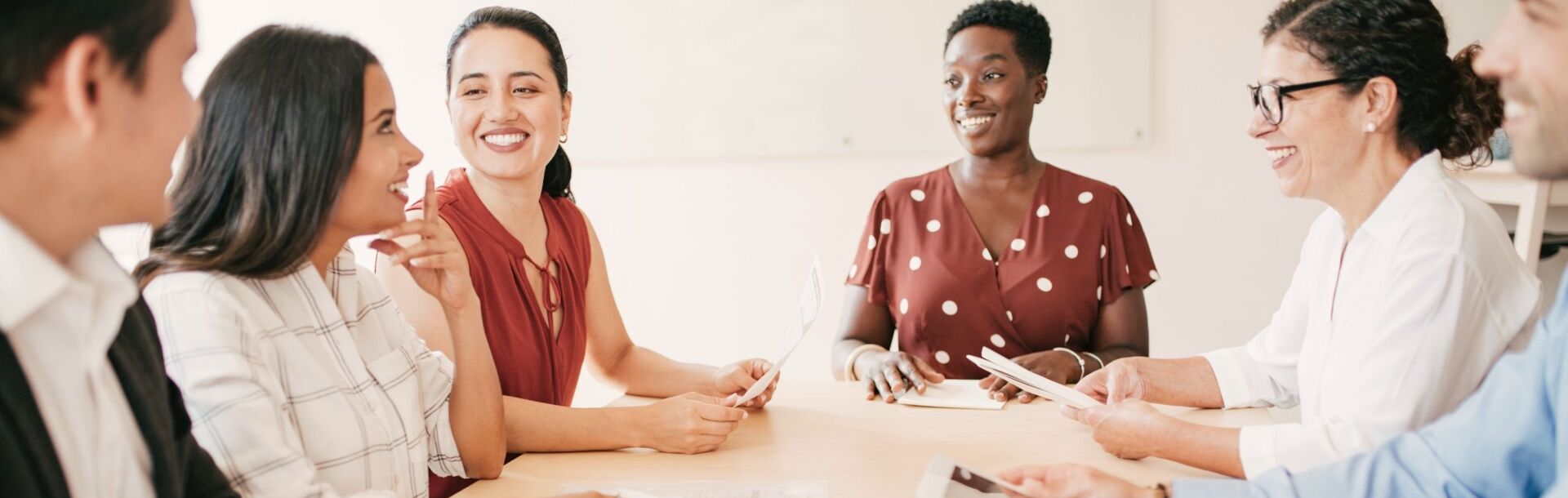 Teilnehmende des English Program Swiss diskutieren