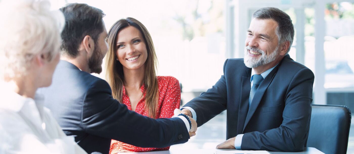 Ein Teilnehmender des Interview Trainings bekommt eine Stellenzusage